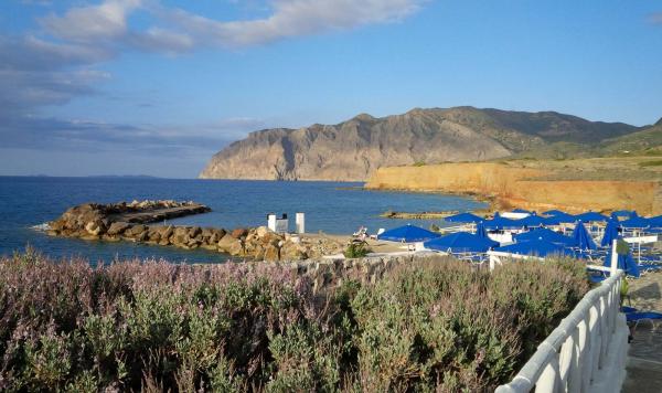 Bucht mit Sonnenschirmen