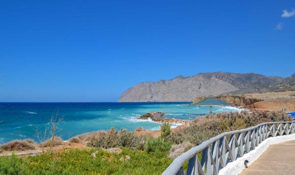 Türkisblaues Meer unter strahlend blauem Himmel