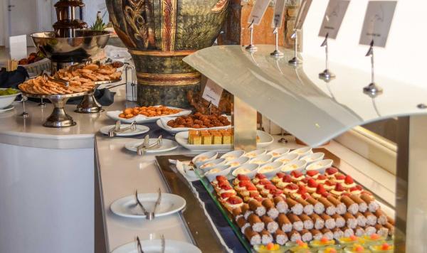Schön gerichtetes Buffet