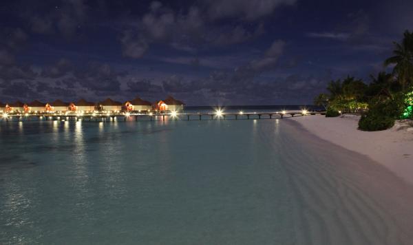 Wasserbungalows bei Nacht