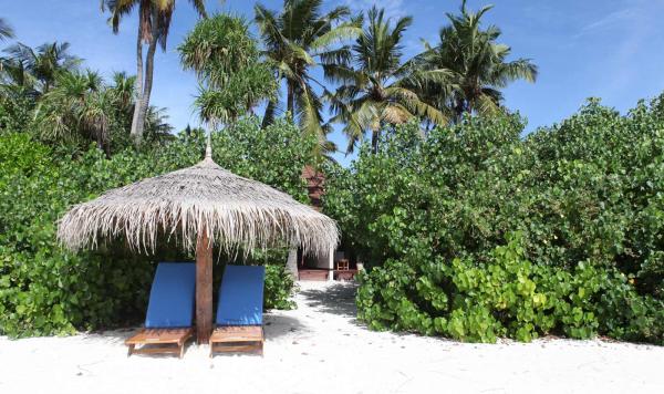 Strand mit Liegestühlen