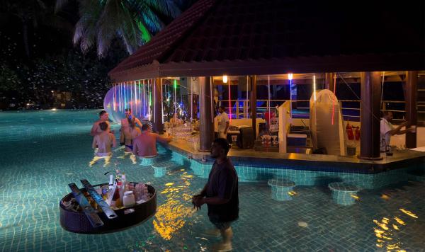 Poolbar bei der Nacht