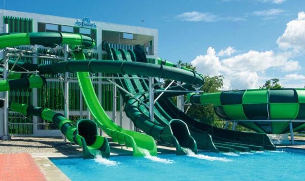 Aquapark mit Wasserrutschen