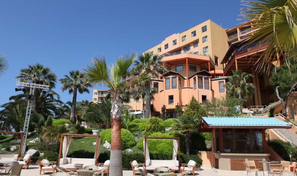 Blick vom Strand auf die Anlage