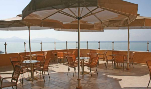 Terrasse mit Blick aufs Meer