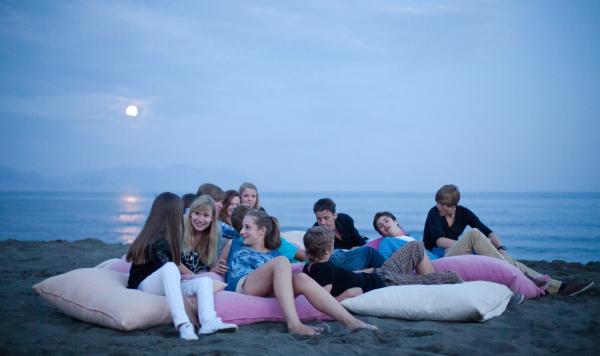 Jugendliche relaxen am Strand