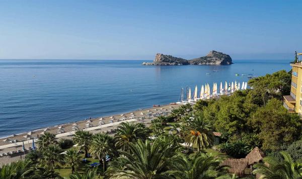 Blick auf Garten, Strand und Meer