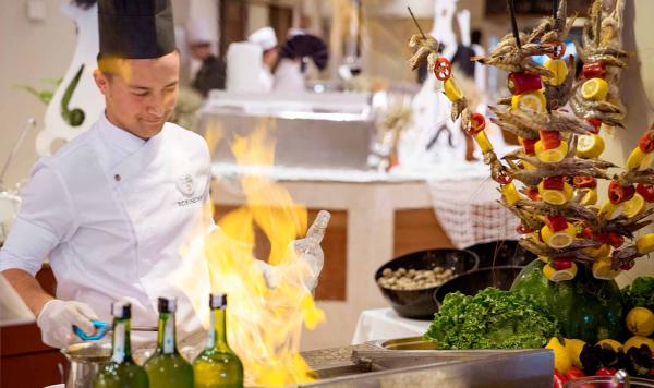 Koch im Hauptrestaurant