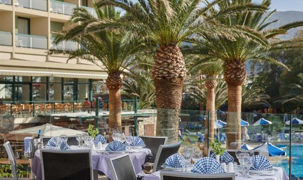 Restaurant mit Poolblick