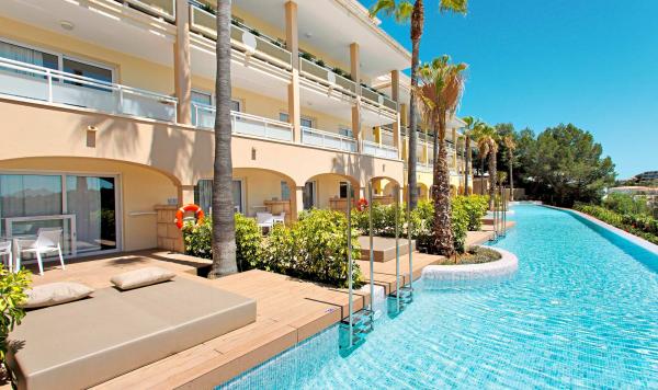 Schwimmbad direkt vor der Terrasse