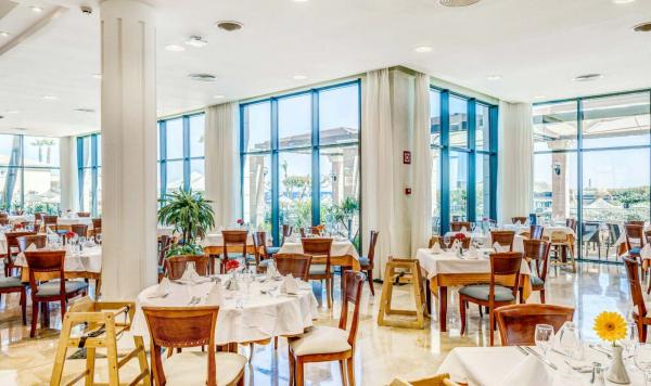 Tische im Hauptrestaurant