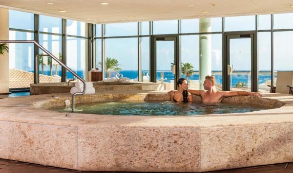 Whirlpool im Wellnessbereich