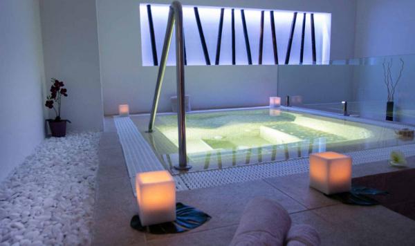 Indoor Pool im Wellnessbereich