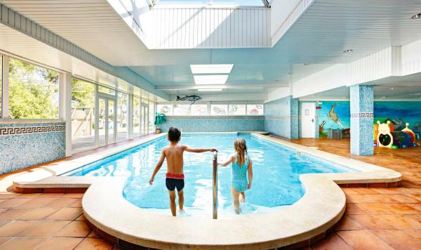 Kinder im Hallenbad