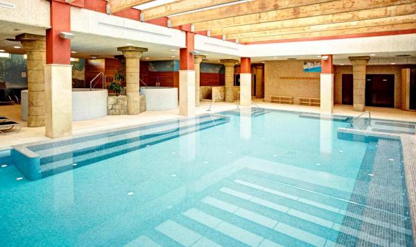 Großzügiges Hallenbad