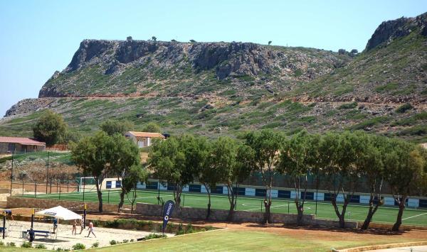 Beachvolleyball und Fußballplatz