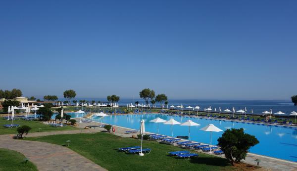 Pool mit Blick auf das Meer