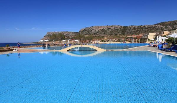 Brücke über dem Pool