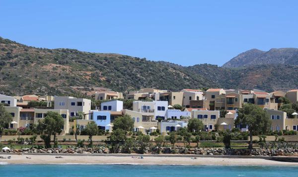 Blick vom Meer auf die Gebäude