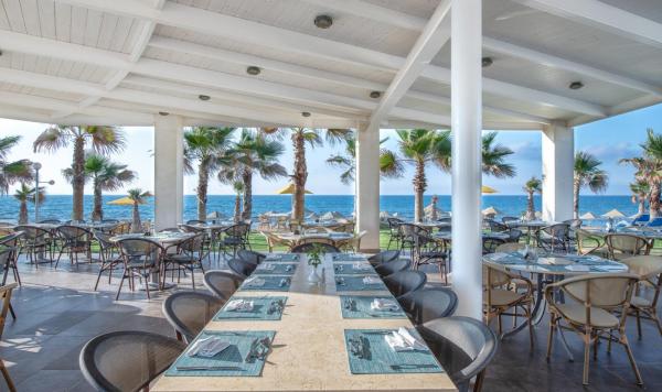 Essen mit schönem Strandblick