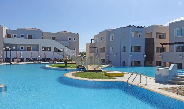 Brücke über den Pools