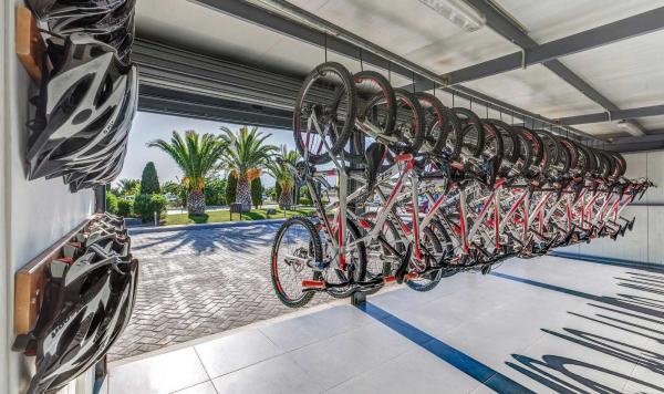 Biken im Marmari-Palace