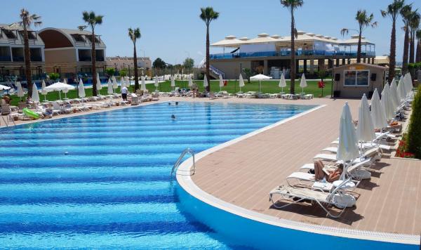 Liegestühle am Pool