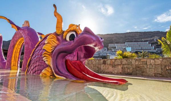 Kinderpool mit Wasserrutschen