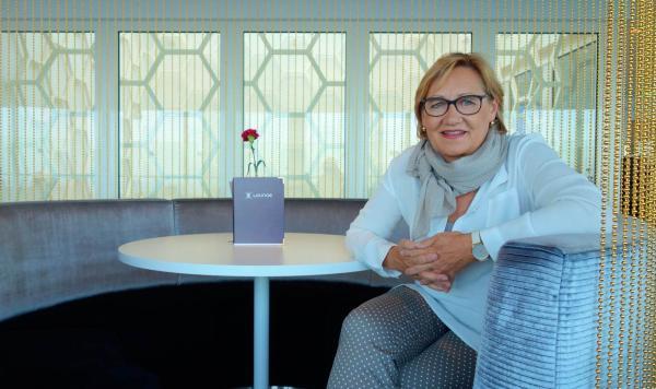 Cluburlaub-Mitarbeiterin Renate in der Lounge