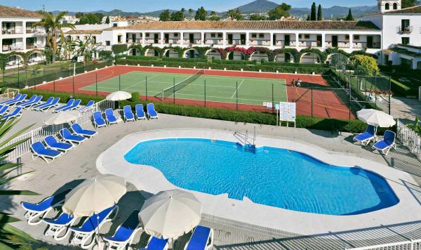 Pool und Tennisplatz