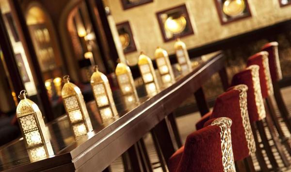 Blick auf Speisesaal mit Laternen dekoriert