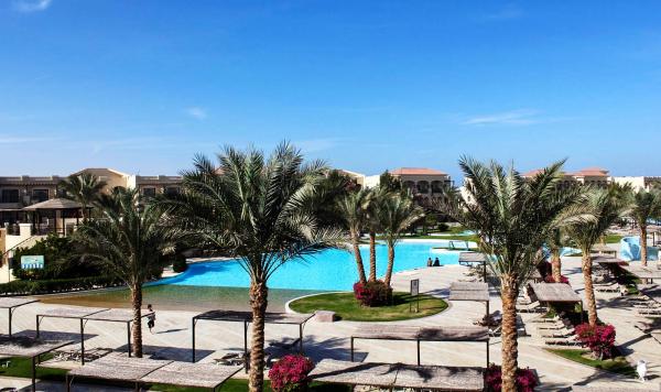 Blick auf den palmengesäumten Pool