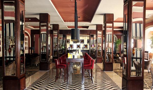 Blick auf lange Tafel im Speisesaal