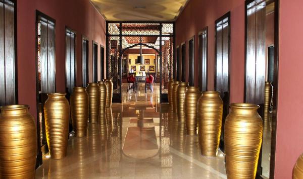 In gold und brauntönen gelatener Loungebereich