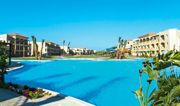 Blick auf den Pool und die Hotelgebäude