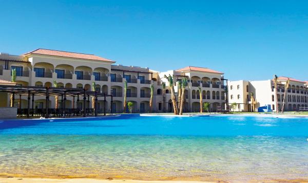 Blick über den Pool au den Hotelkomplex