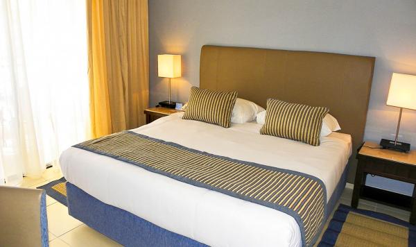 Wohnbeispiel mit Bett und Beleuchtung