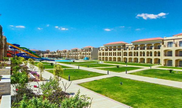 Blick auf Hotelgebäude und Wiesen