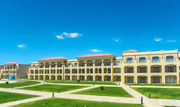 Hotelgebäude mit grünen Wiesen