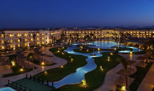 Pool im Abendlicht und stimmungsvoller Beleuchtung