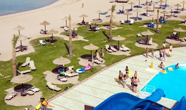 Blick von der Wasserrutsche auf den Strand