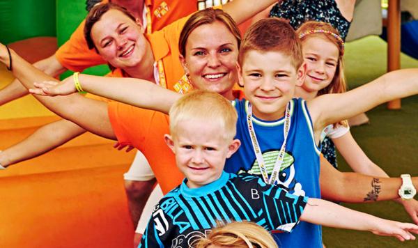 Kinder die am Unterhaltungsprogramm teilnehmen