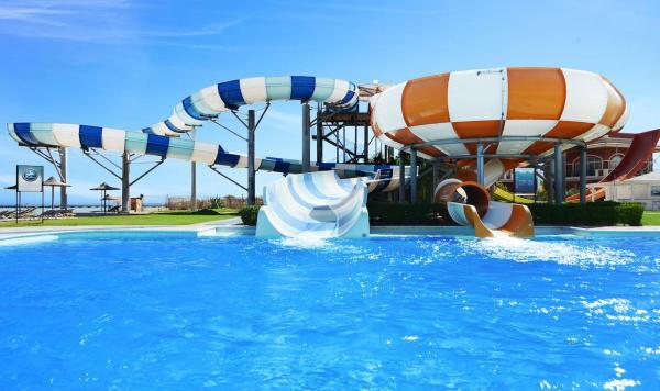 Große Wasserrutschen im Aquapark