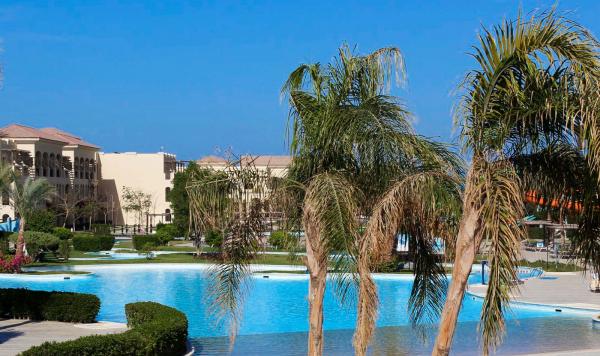 Poolanalage mit Palmen im Vordergrund