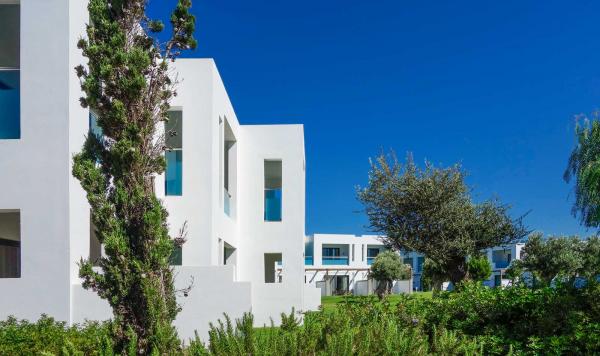 Gartenanlage mit weißen Wohneinheiten