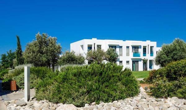 Weitläufige Gartenanlage mit Wohnblock