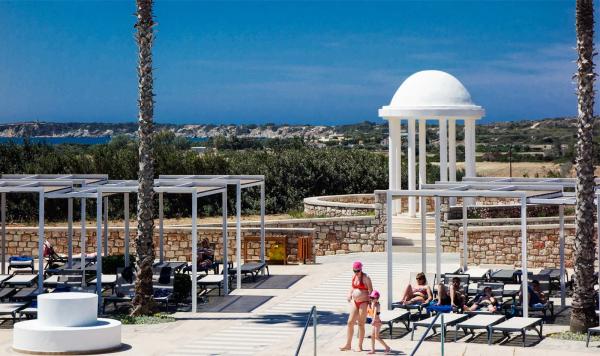 Blick über den Poolbereich und die Küste