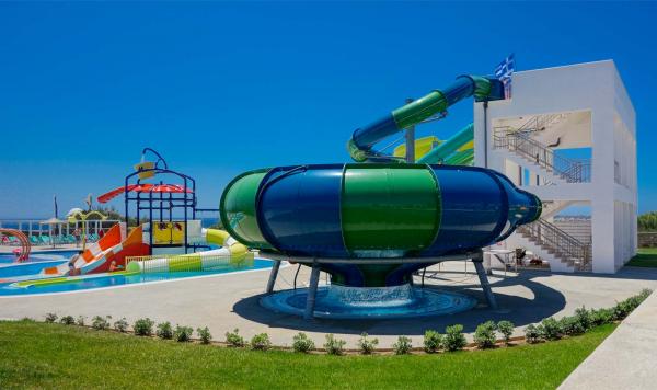 Wasserpark mit Rutschen und Kinderspielplatz