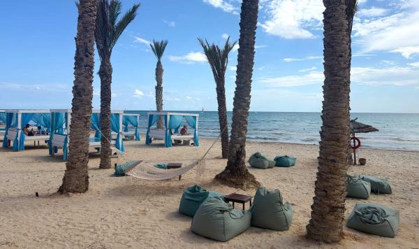 Daybeds und Sitze am Strand