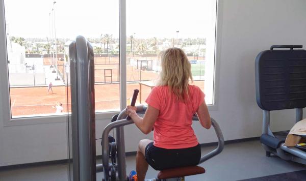 Fitness mit Blick auf die Tennisplätze